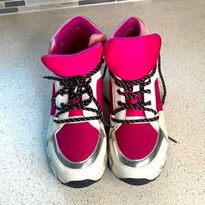 Gorgeous Aldo women’s platform sneakers. Size 7.5